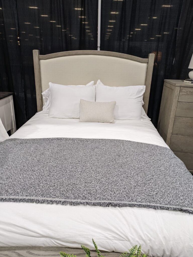 Chloe bed